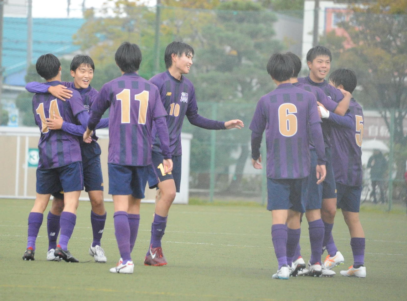 試合後、準々決勝進出を喜ぶ上越イレブン