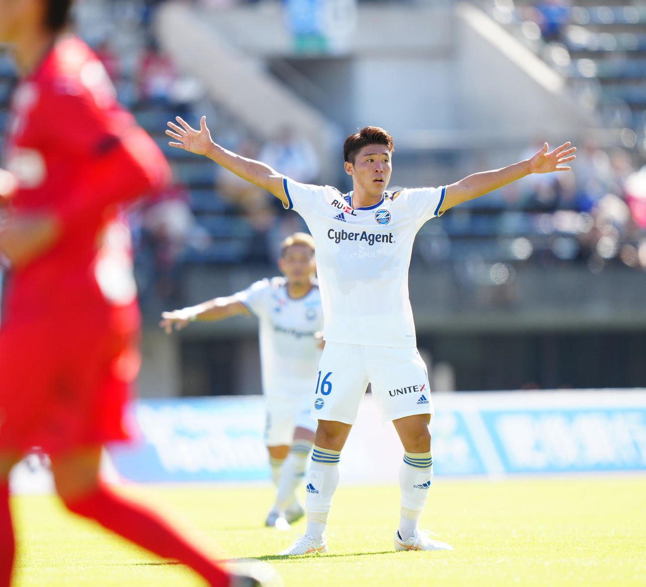 熊本対町田　前半、先制ゴールを決めた町田宇野は手を広げ喜ぶ（撮影・江口和貴）