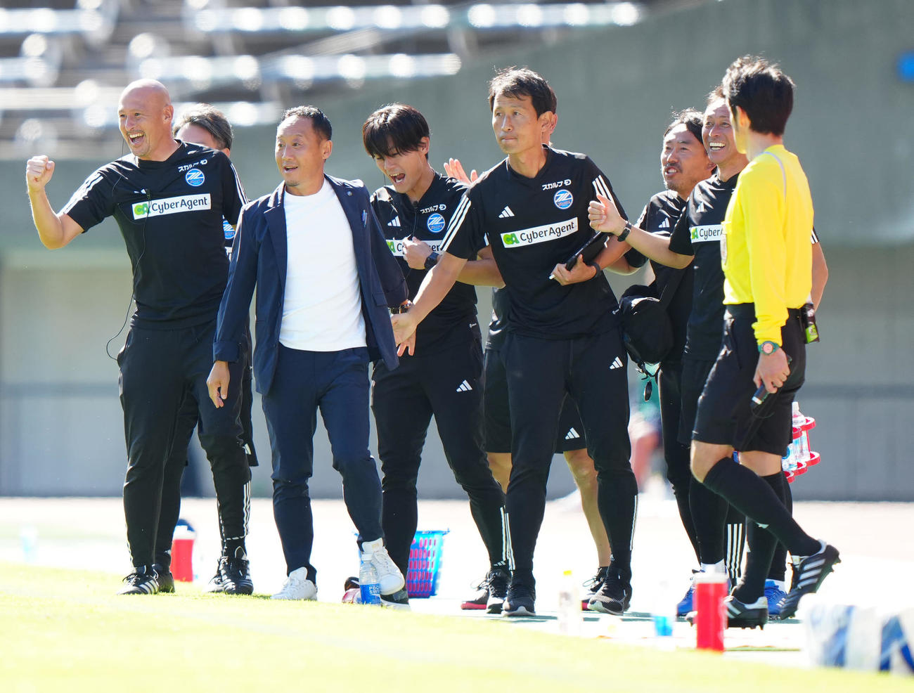 熊本対町田　前半、町田宇野が先制ゴールを決め、喜ぶ黒田監督（左から2人目）ら（撮影・江口和貴）