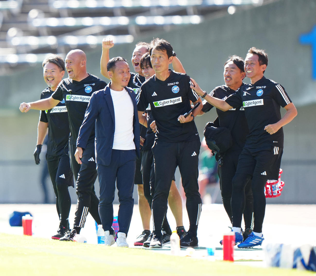 熊本対町田　前半、町田宇野が先制ゴールを決め、喜ぶ黒田監督（左から3人目）ら（撮影・江口和貴）