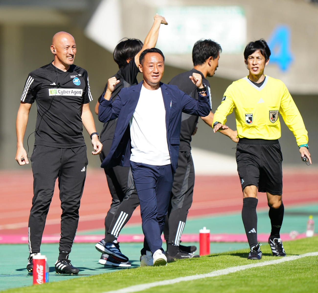 熊本対町田　後半、町田高橋大がチーム2点目となるゴールを決め、ガッツポーズを見せる黒田監督（中央）（撮影・江口和貴）