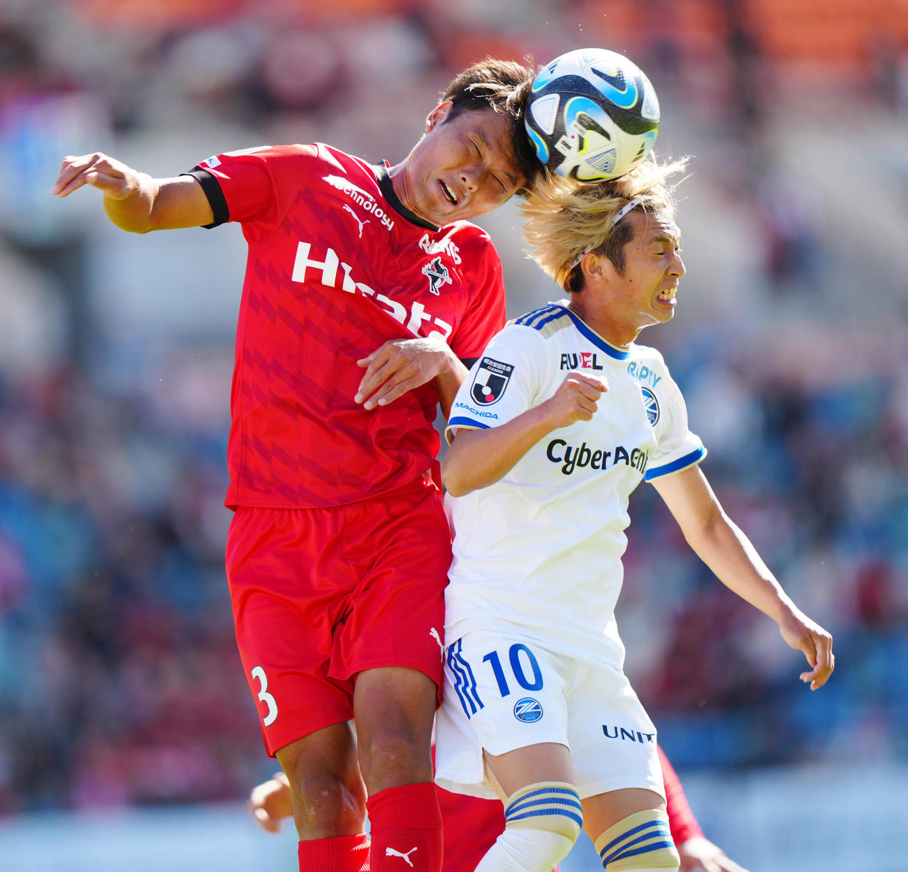 熊本対町田　前半、ヘディングで競り合う熊本大西（左）と町田高橋大（撮影・江口和貴）