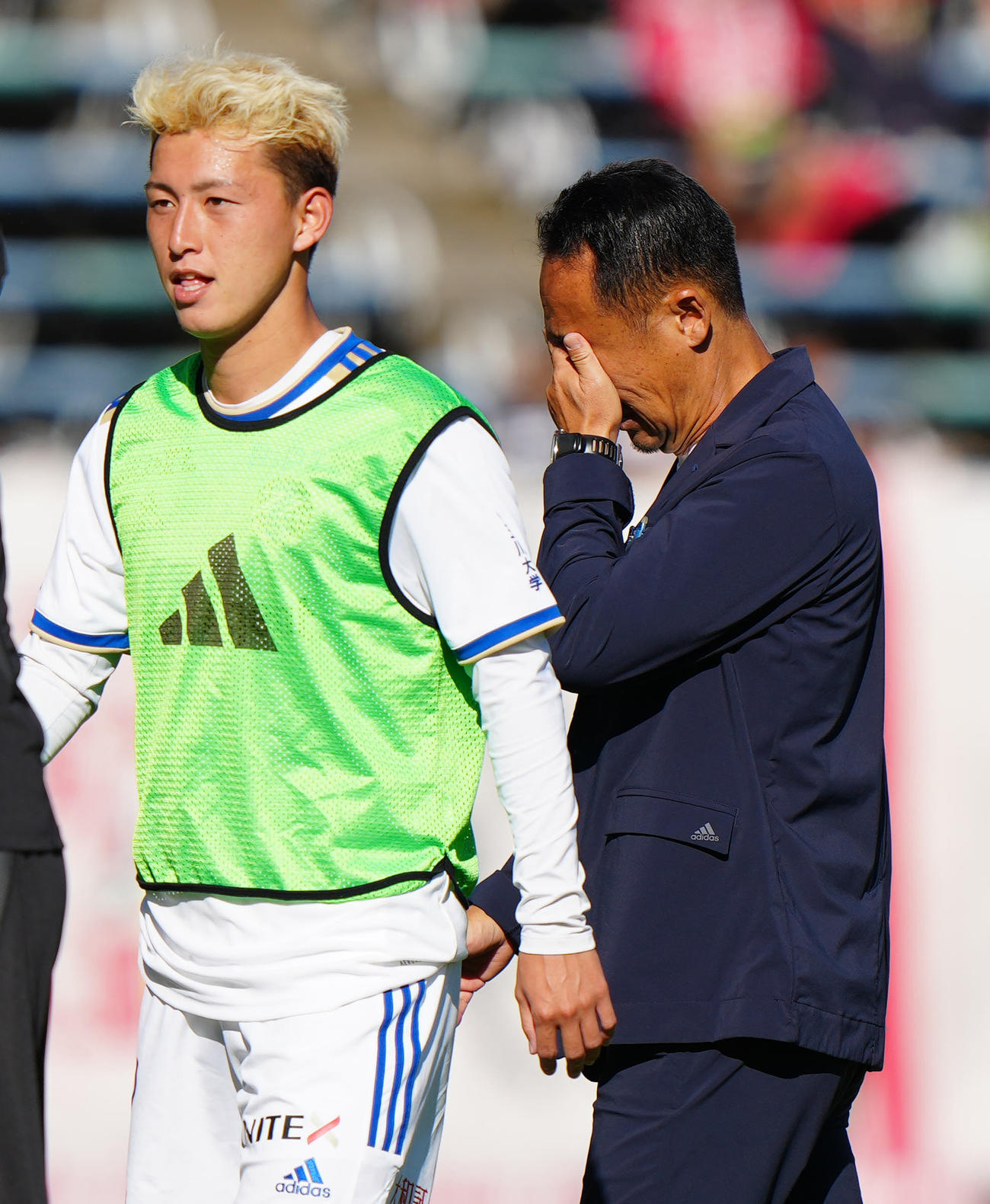 熊本対町田　J1昇格を決め、涙をぬぐう町田黒田監督（右）。左は荒木（撮影・江口和貴）