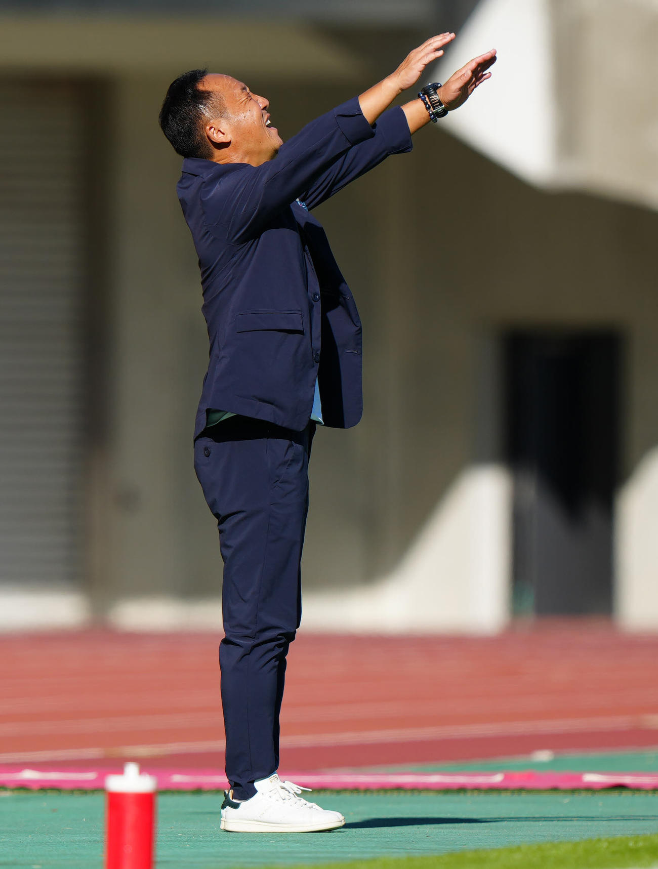 熊本対町田　試合終了のホイッスルを聞き、バンザイする町田黒田監督（撮影・江口和貴）