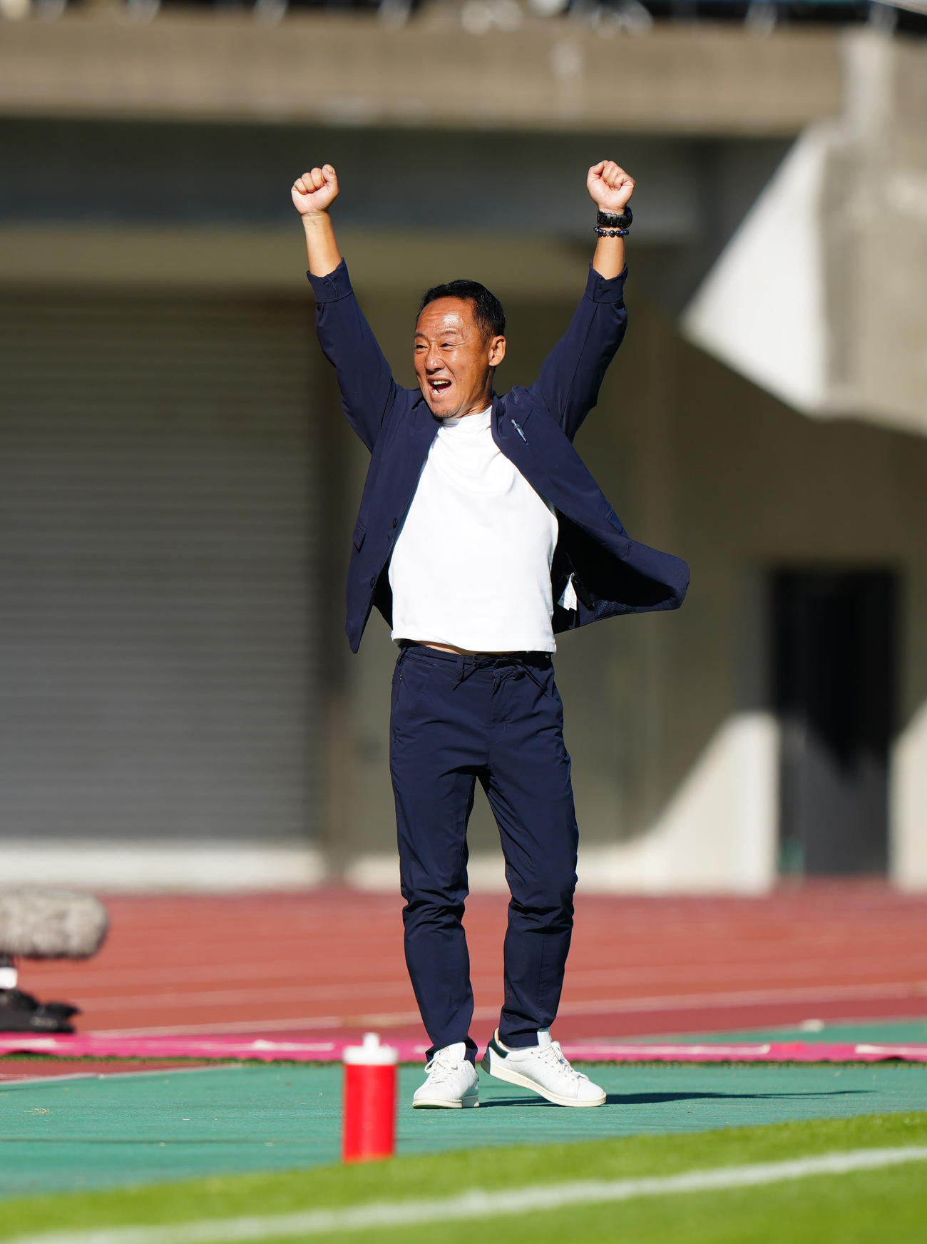 熊本対町田　試合終了のホイッスルを聞き、ガッツポーズを見せる町田黒田監督（撮影・江口和貴）