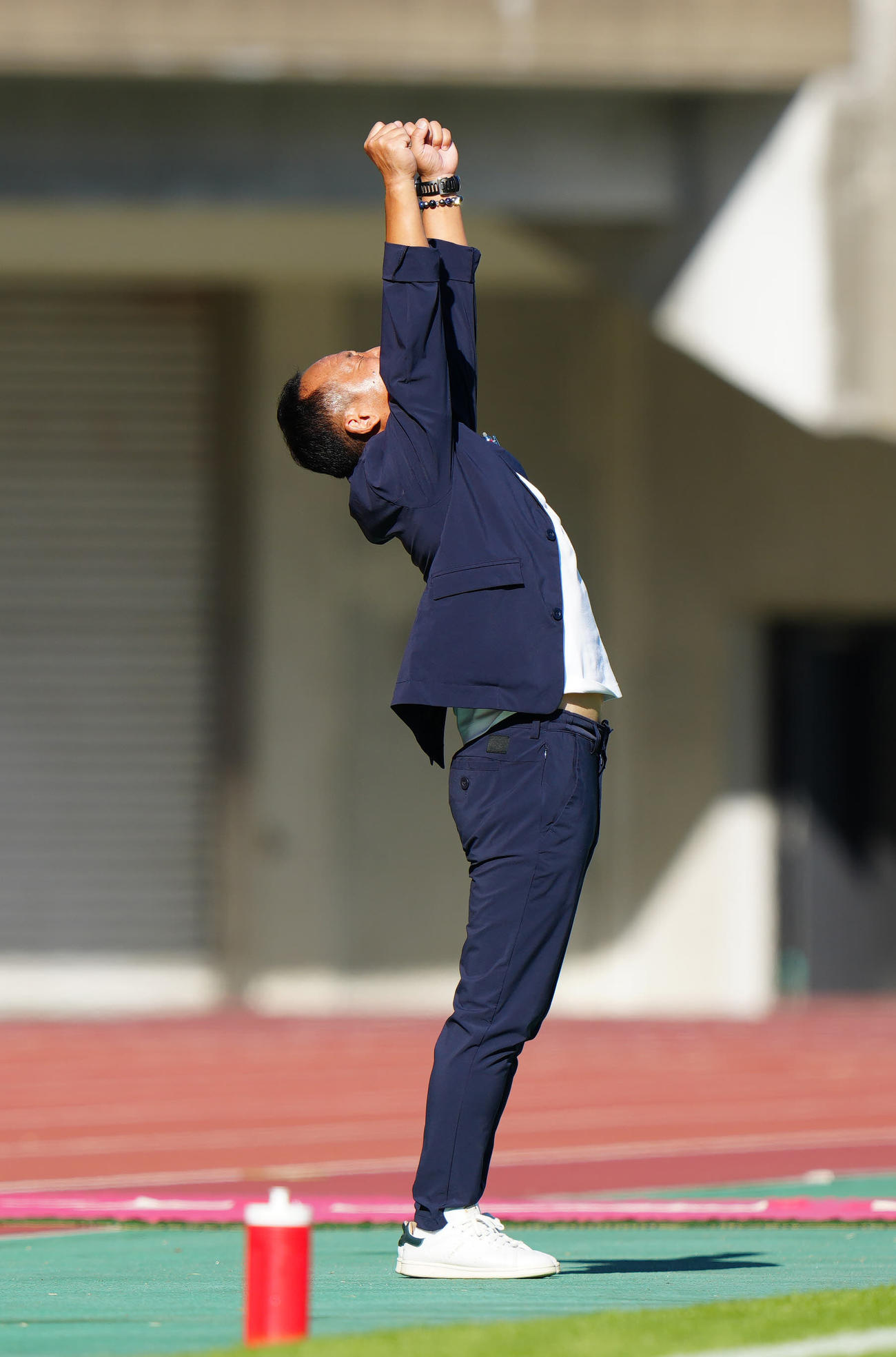 熊本対町田　試合終了のホイッスルを聞き、ガッツポーズで天を仰ぐ町田黒田監督（撮影・江口和貴）