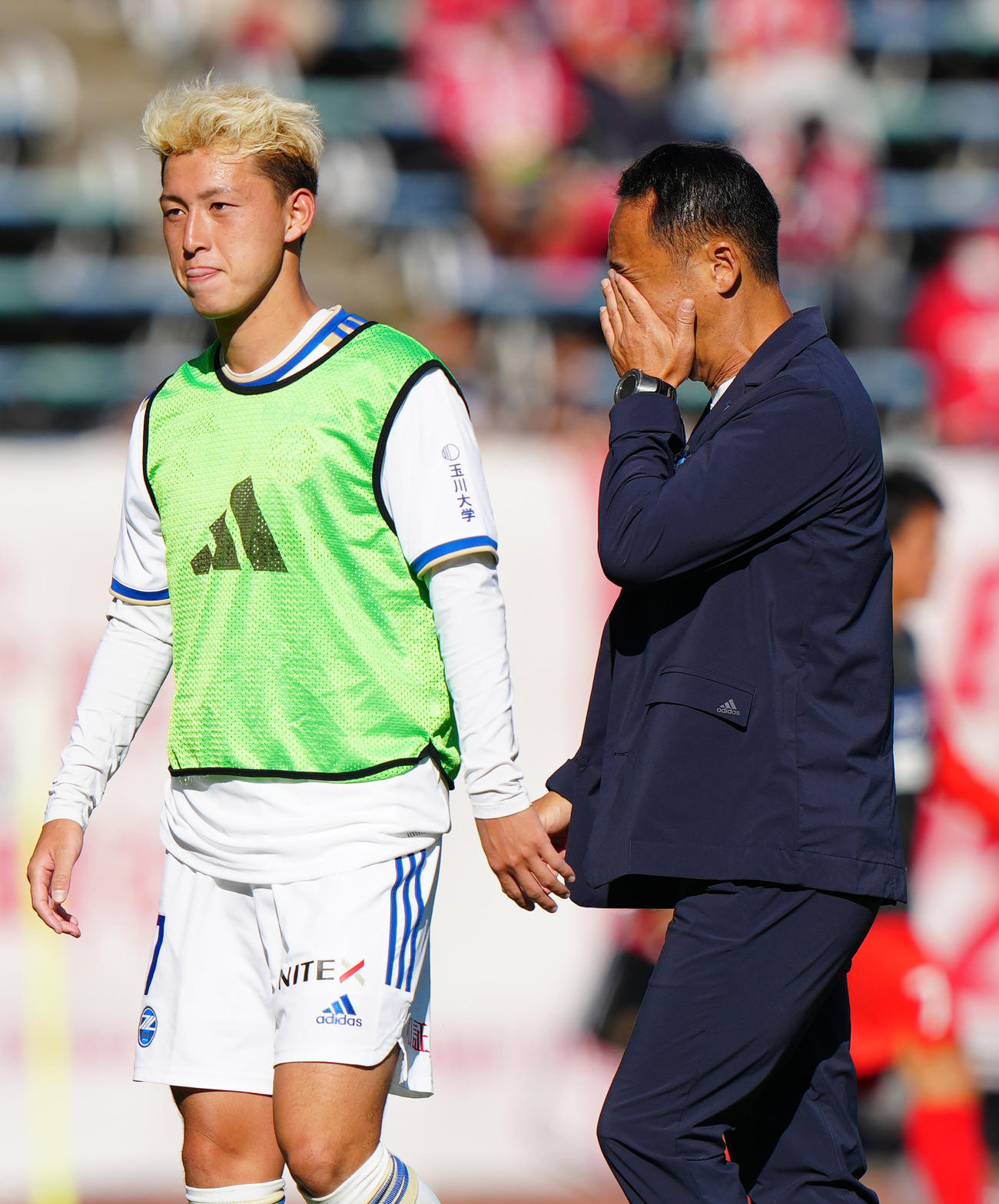 熊本対町田　J1昇格を決め、涙をぬぐう町田黒田監督（右）。左は荒木（撮影・江口和貴）