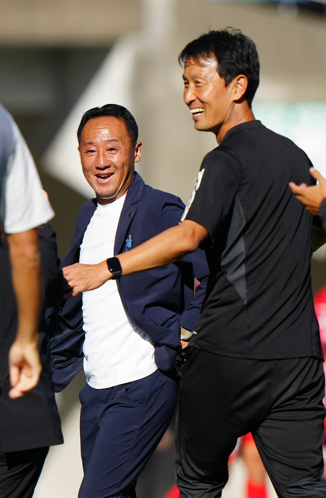 熊本対町田　J1昇格を決め、涙を流して笑顔を見せる町田黒田監督（左）。右は金ヘッドコーチ（撮影・江口和貴）