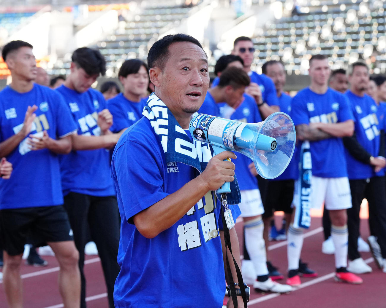 熊本対町田　試合後、サポーターにあいさつする町田黒田監督（撮影・江口和貴）