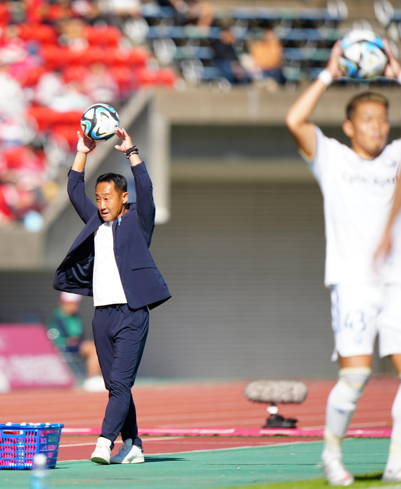 熊本対町田　後半、外に出たボールを投げる町田黒田監督。右はロングスローの鈴木（撮影・江口和貴）