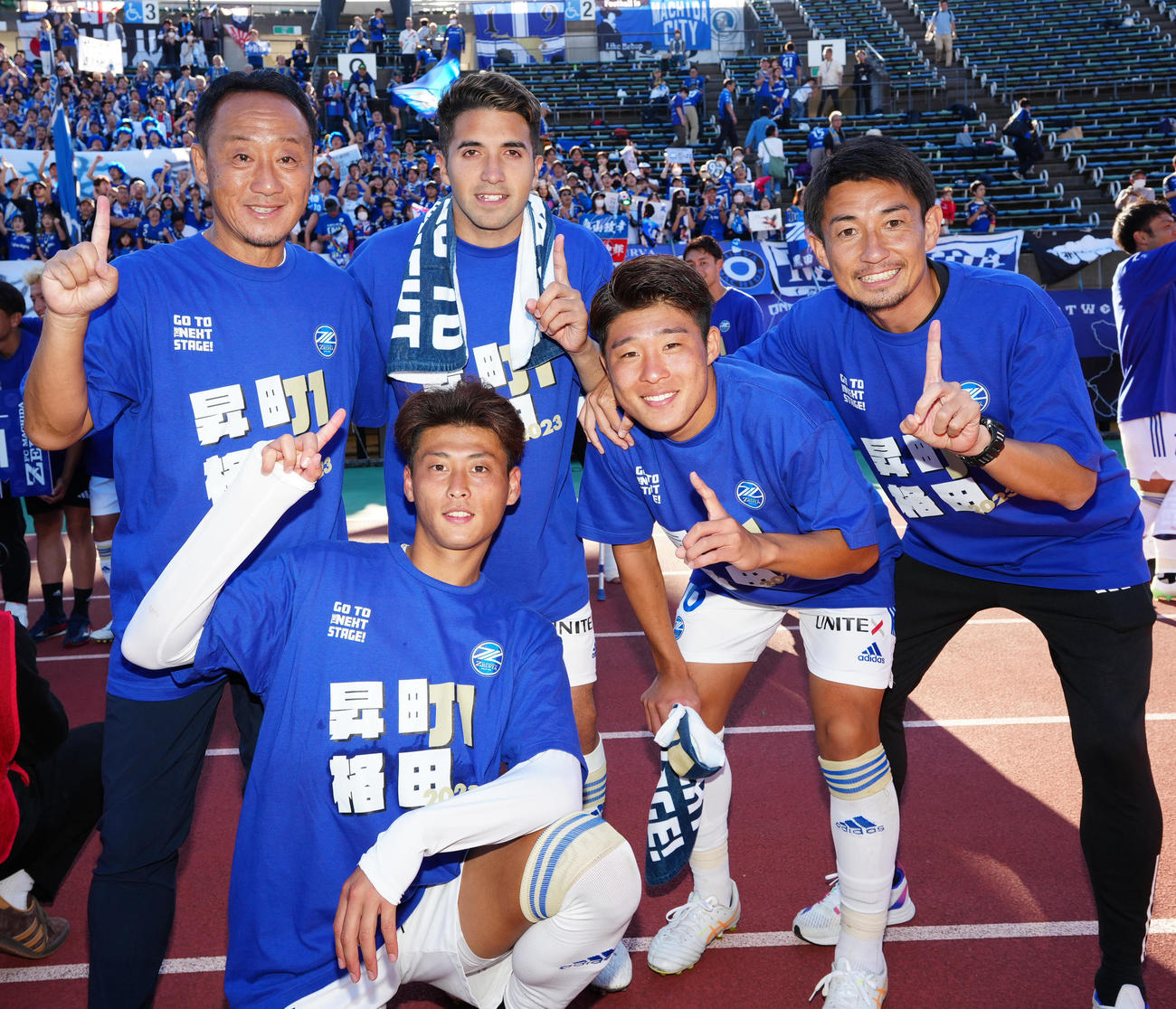 熊本対町田　試合後、写真に納まる、左から町田黒田監督、藤原、バスケス、宇野、上田アシスタントコーチ（撮影・江口和貴）
