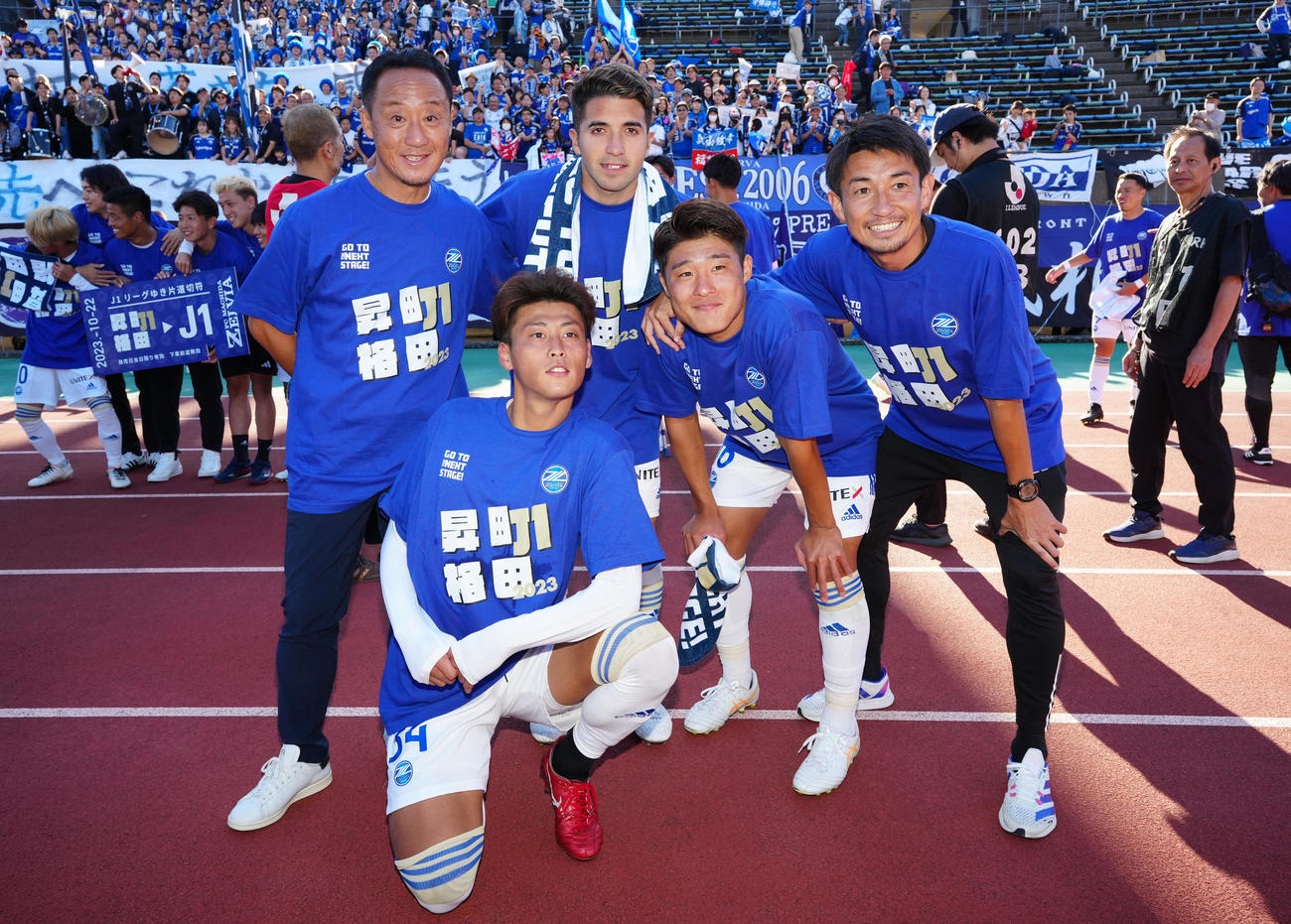 熊本対町田　試合後、写真に納まる、左から町田黒田監督、藤原、バスケス、宇野、上田アシスタントコーチ（撮影・江口和貴）