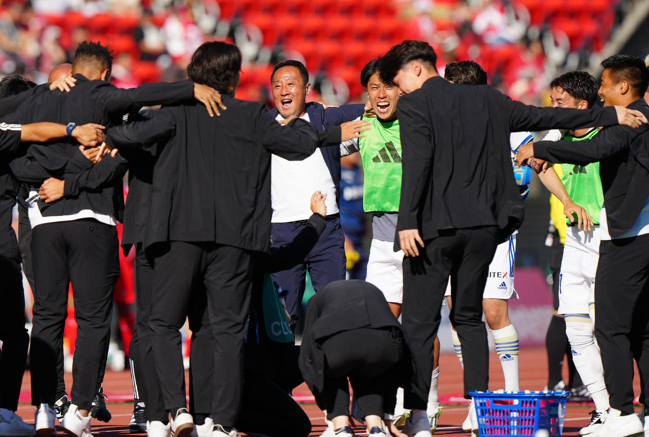 熊本対町田　J1昇格を決め、歓喜の輪をつくる町田黒田監督（中央左）ら。同右は太田（撮影・江口和貴）