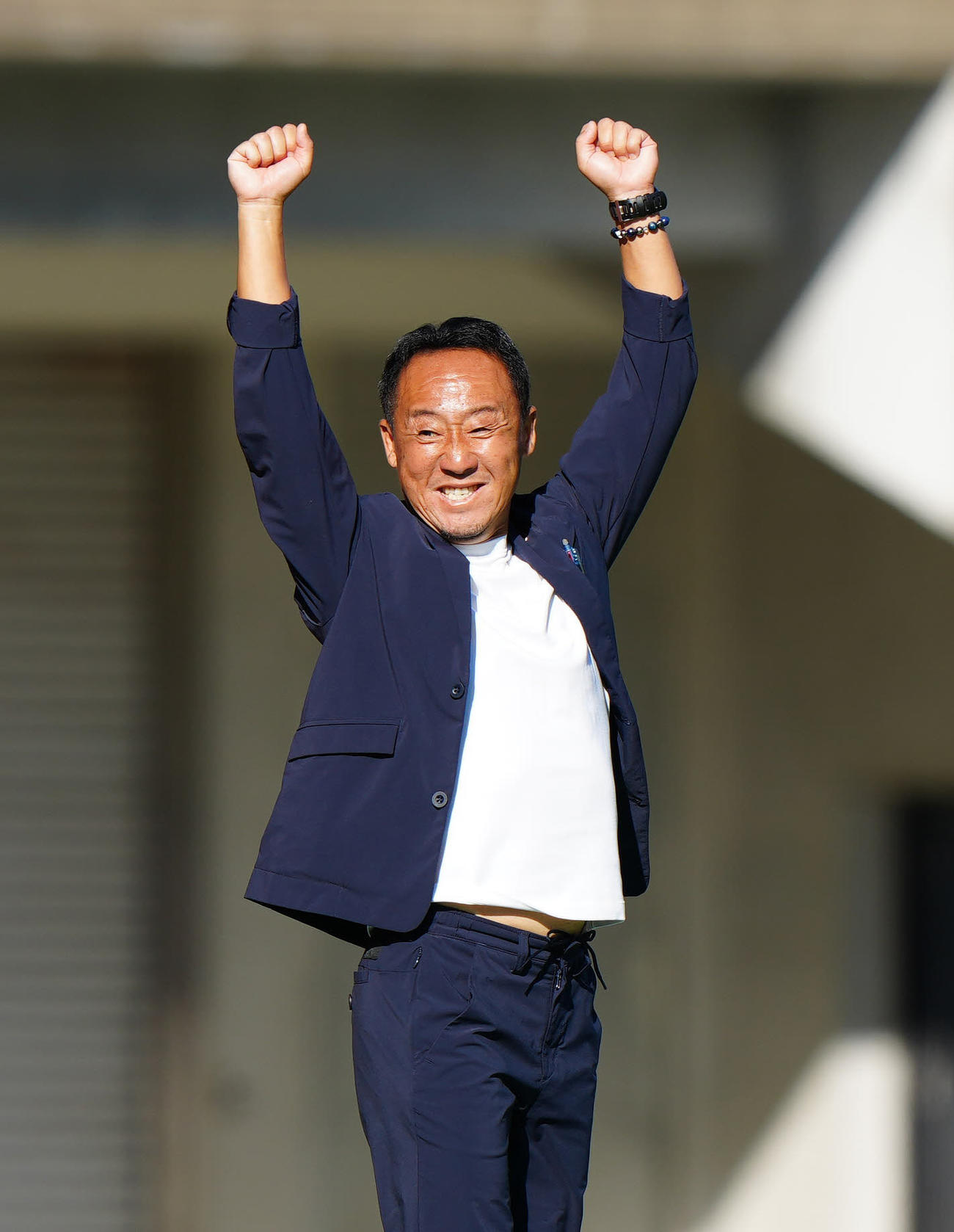 熊本対町田　試合終了のホイッスルを聞き、ガッツポーズを見せる町田黒田監督（撮影・江口和貴）