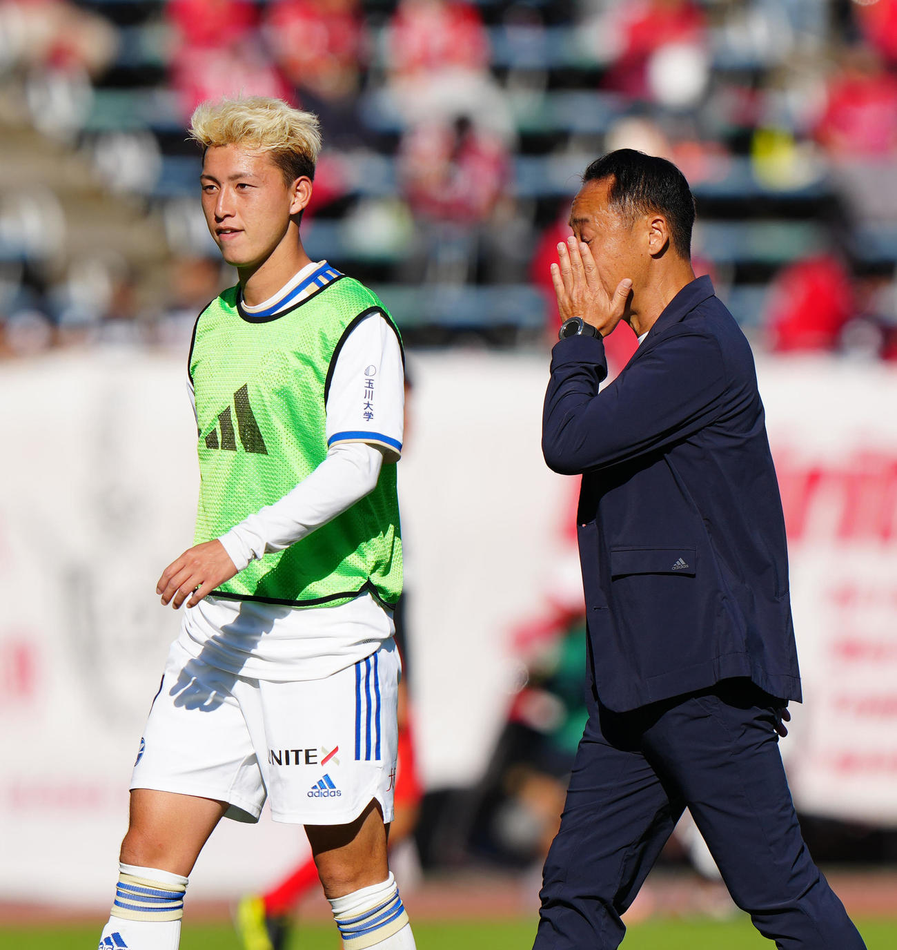 熊本対町田　J1昇格を決め、涙をぬぐう町田黒田監督（右）。左は荒木（撮影・江口和貴）