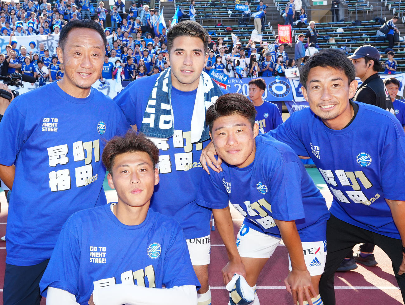 熊本対町田　試合後、写真に納まる、左から町田黒田監督、藤原、バスケス、宇野、上田アシスタントコーチ（撮影・江口和貴）