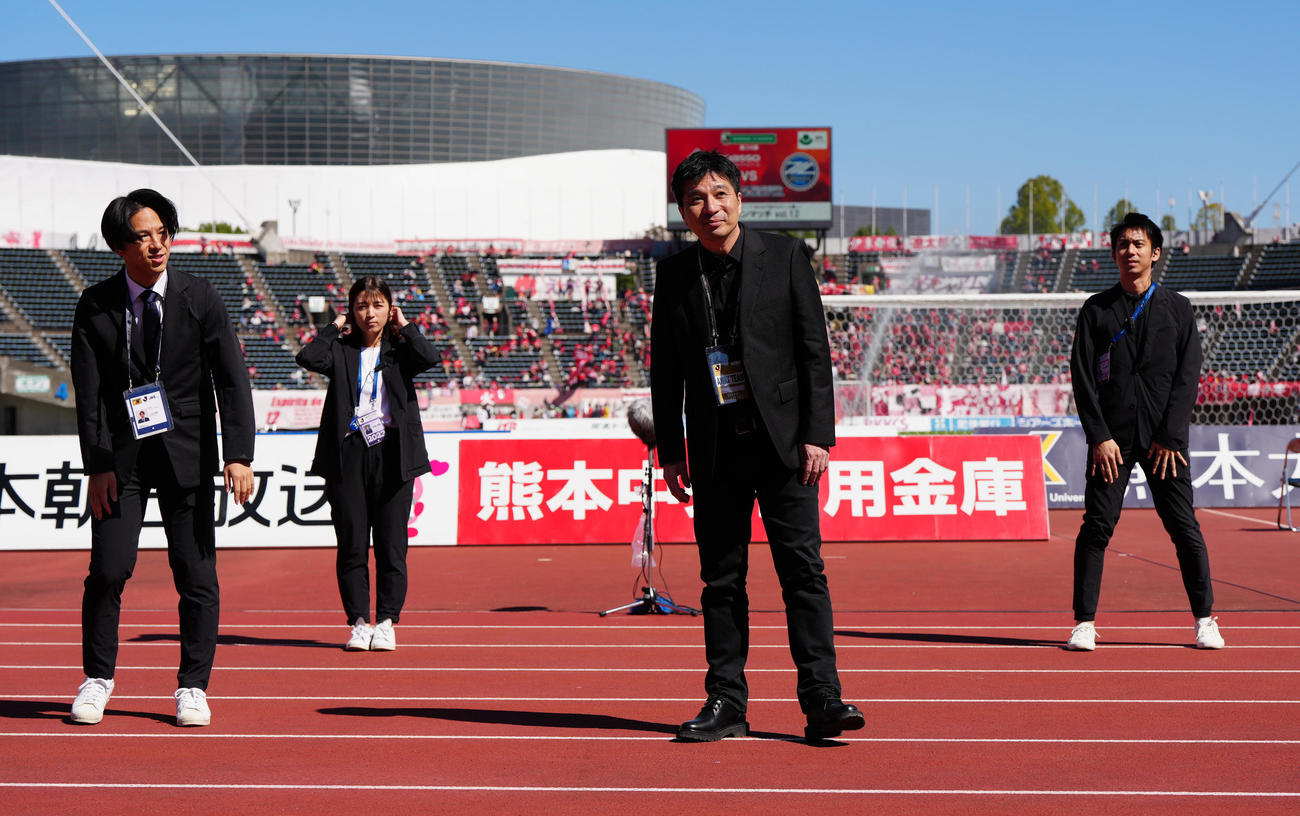 熊本対町田　試合前、サポーターにあいさつする町田藤田社長（中央）ら（撮影・江口和貴）