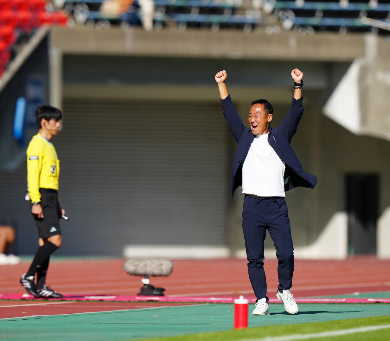 熊本対町田　試合終了のホイッスルを聞き、ガッツポーズを見せる町田黒田監督（撮影・江口和貴）