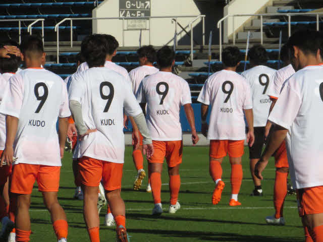 J3YS横浜－宮崎　宮崎メンバーは工藤壮人さんが付けた「9番」Tシャツを試合後に着用してピッチを後にする