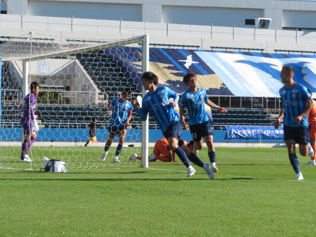 YS横浜－テゲバジャーロ宮崎　後半39分にゴールを挙げ、喜ぶMF古賀俊太郎（中央）