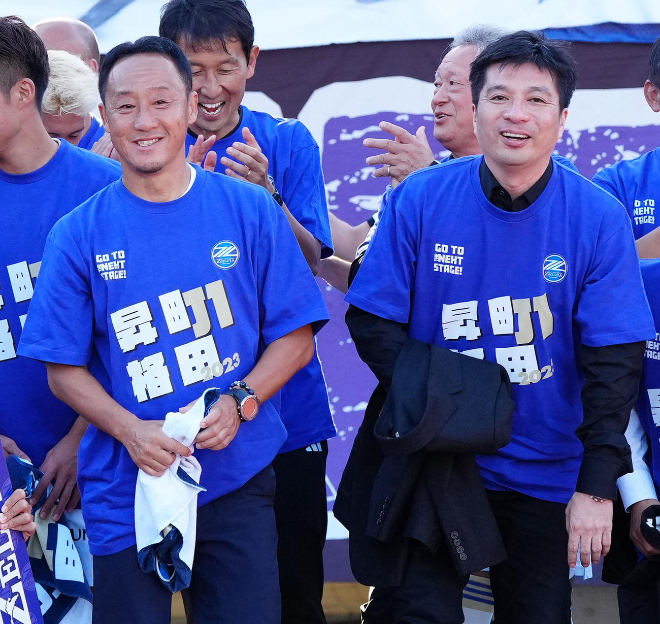 熊本対町田　試合後、J1昇格記念で写真に納まり、笑顔を見せる町田藤田社長（右）と黒田監督（撮影・江口和貴）
