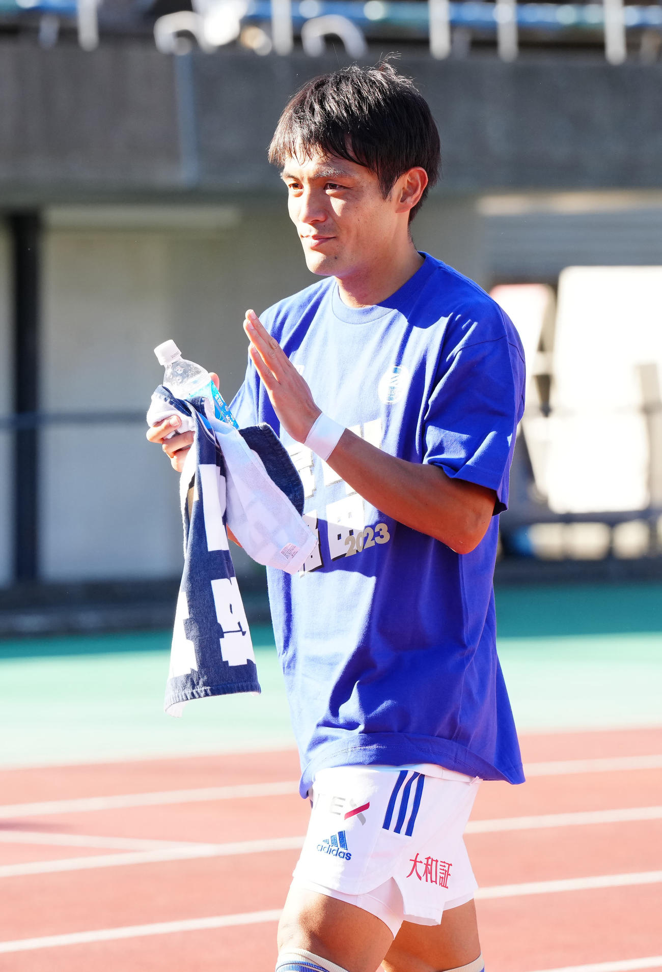 熊本対町田　試合後、サポーターへあいさつに向かう町田奥山政（撮影・江口和貴）