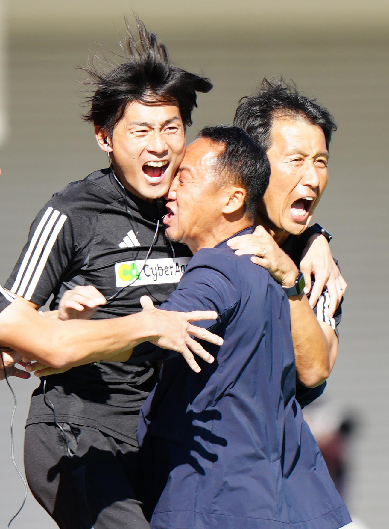 熊本対町田　後半、町田高橋大のゴールに歓喜する山中コーチ（左）の顔が当たった黒田監督。右は金ヘッドコーチ（撮影・江口和貴）
