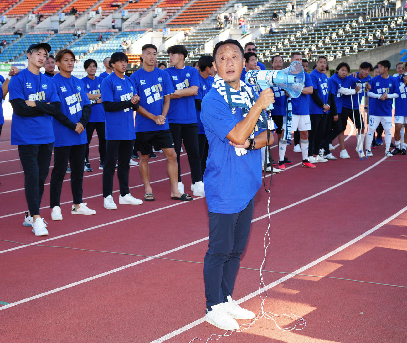 熊本対町田　試合後、サポーターにあいさつする町田黒田監督（撮影・江口和貴）