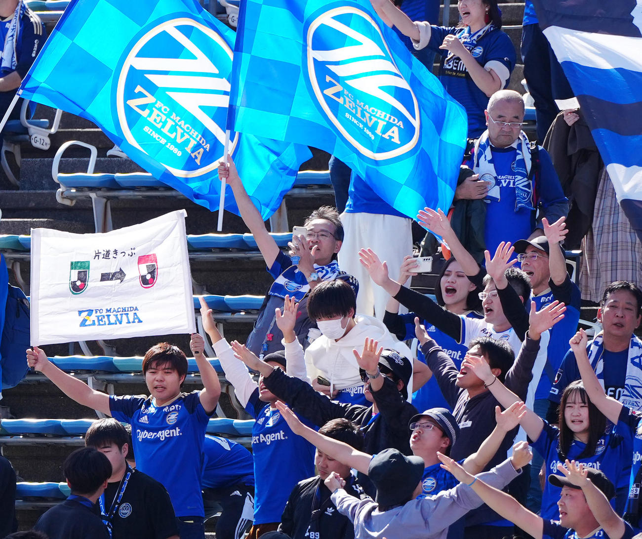 熊本対町田　試合前、応援する町田サポーター（撮影・江口和貴）