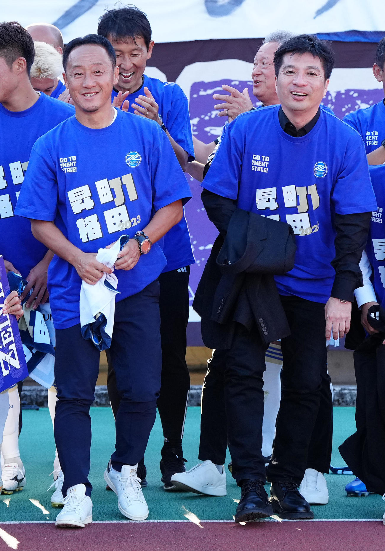 熊本対町田　試合後、J1昇格記念で写真に納まり、笑顔を見せる町田藤田社長（右）と黒田監督（撮影・江口和貴）