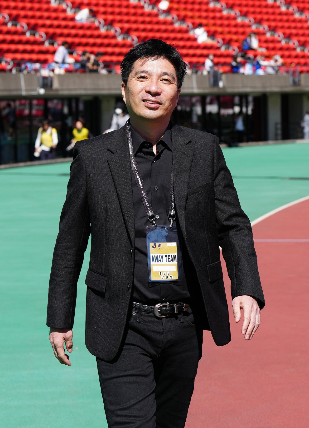 熊本対町田　試合前、サポーターへあいさつに向かう町田藤田社長（撮影・江口和貴）