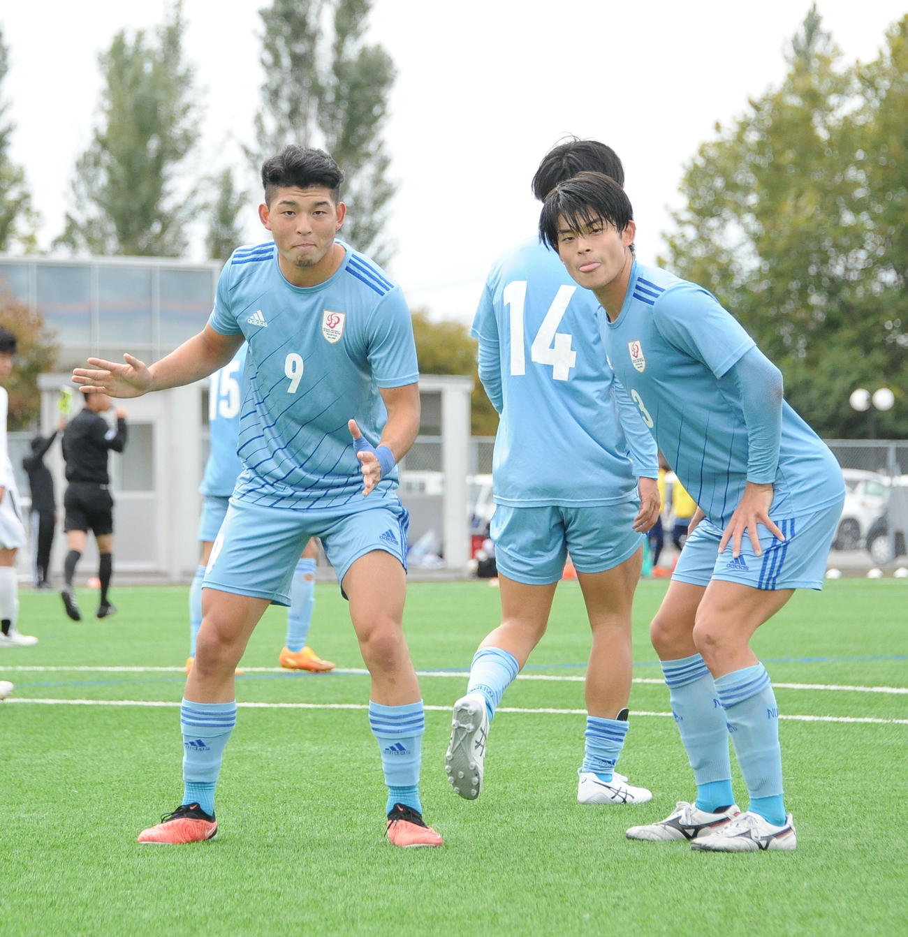 2－0の後半23分にダメ押し点を決めた田中（左）が、同じ青森山田高出身の神田とカメラ目線でポーズをとる