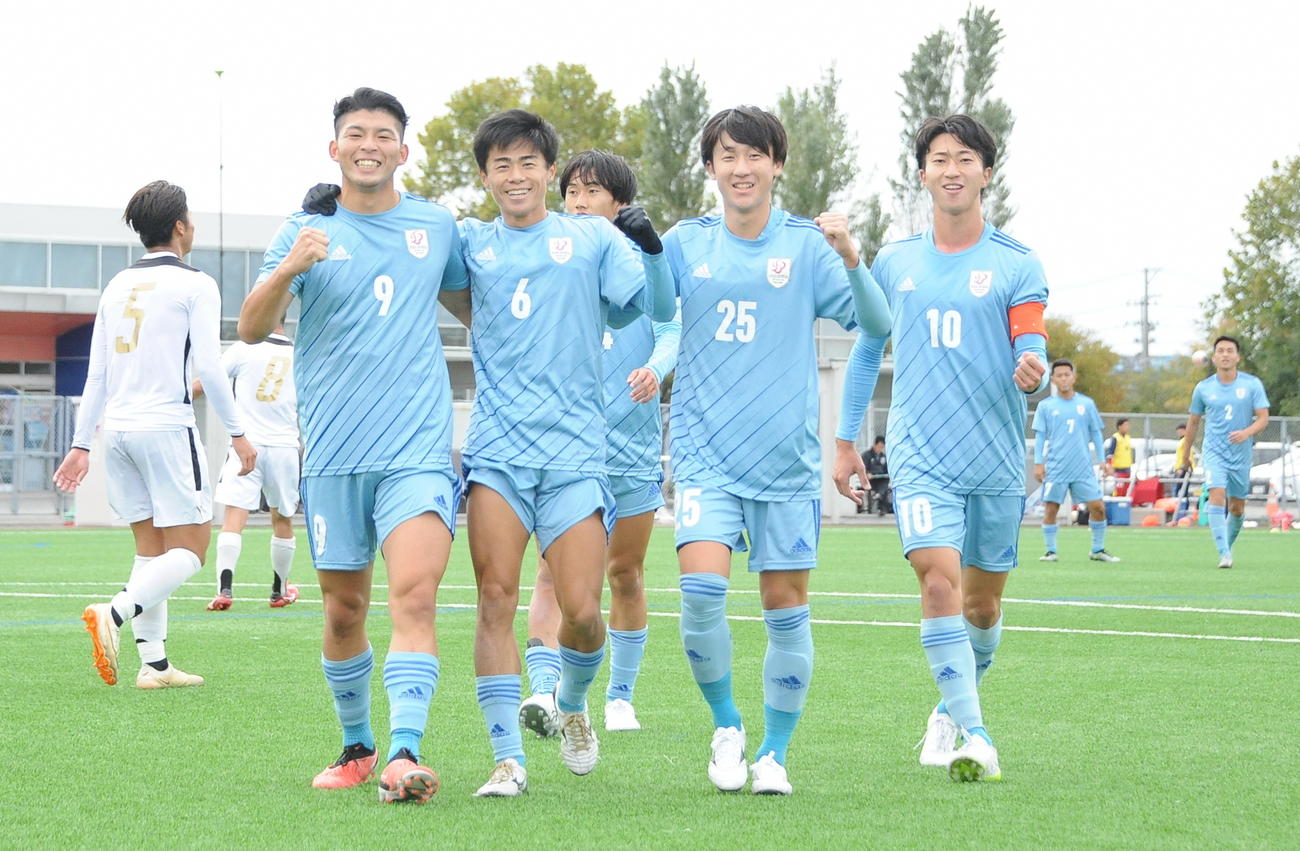 2－0の後半23分にダメ押し点を決めた田中（左）がチームメートと喜び合う