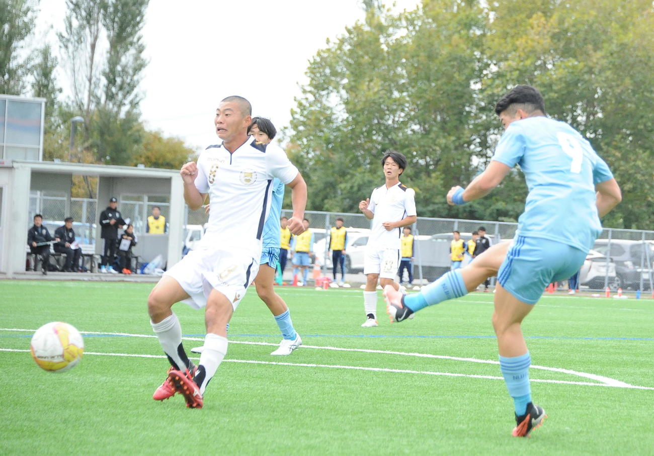 2－0の後半23分にダメ押し点を決める田中（右）
