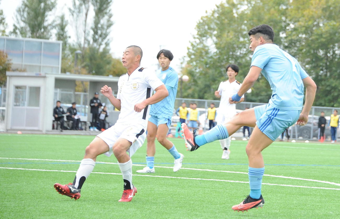 2－0の後半23分にダメ押し点を決める田中（右）