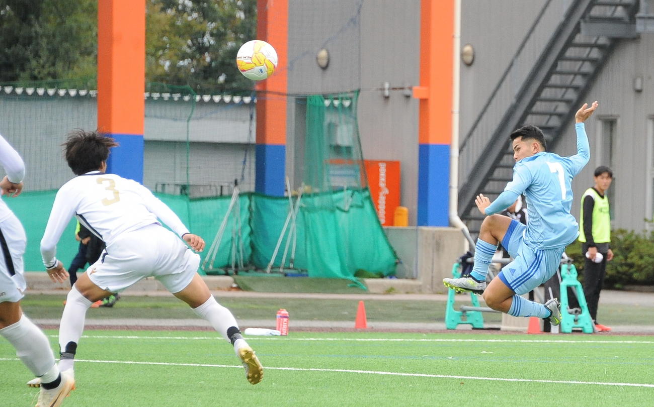 1－0の後半2分に追加点を決める森（右）