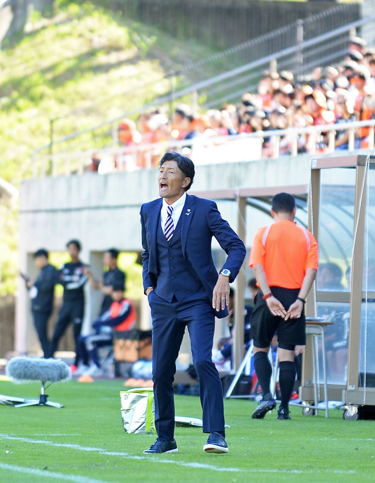 ピッチサイドで声を張り上げる藤枝の須藤監督