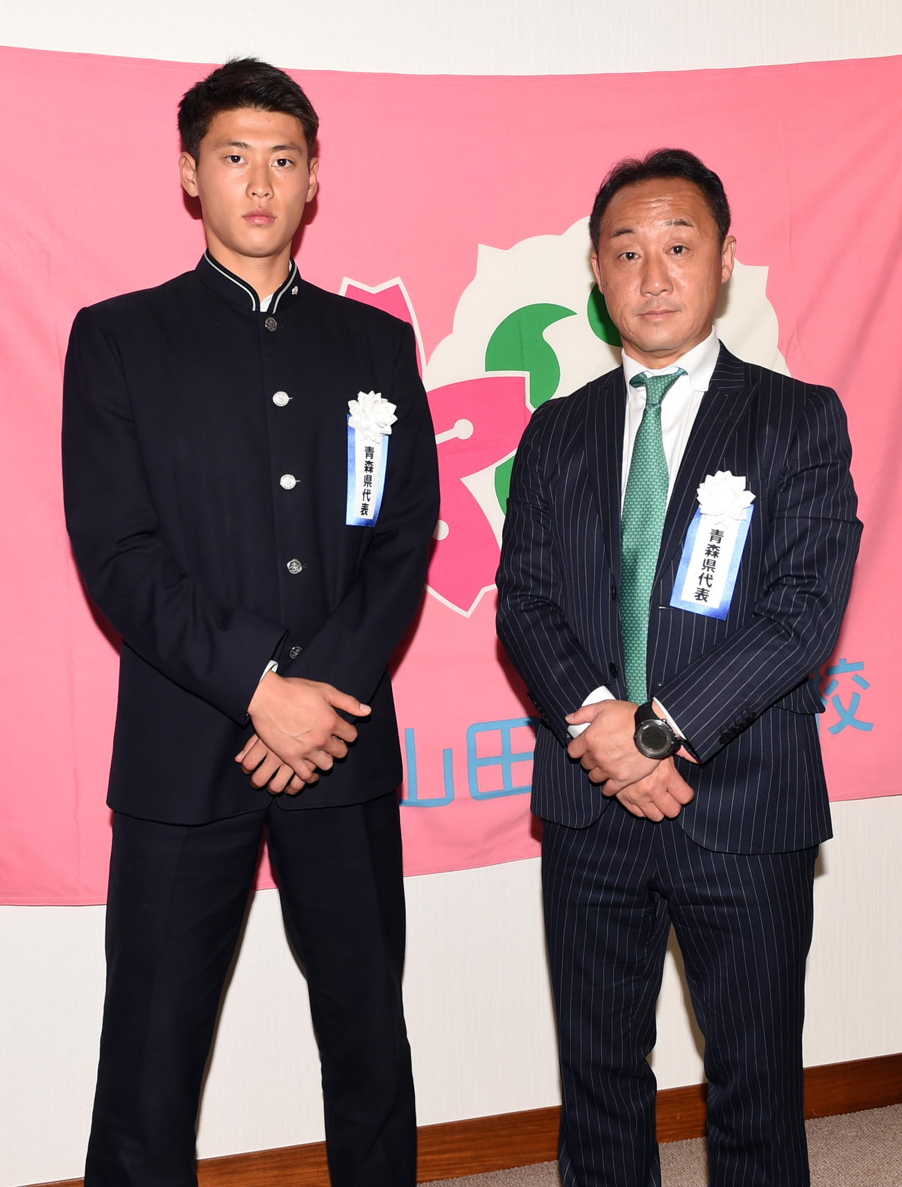 2020年11月16日　全国高校サッカー選手権組み合わせ抽選会　オンラインで抽選会に臨んだ青森山田・藤原優大主将（左）と黒田剛監督
