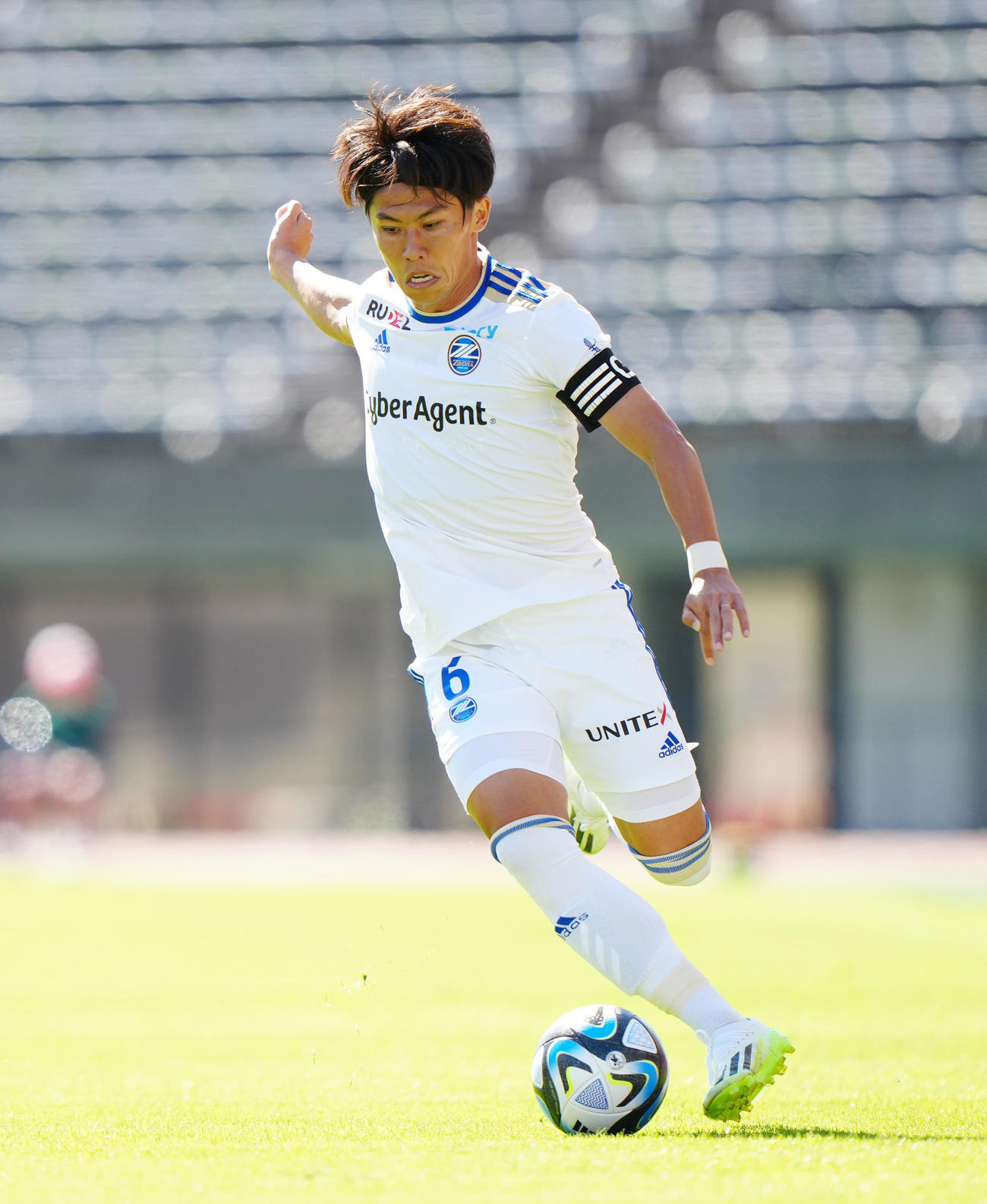 熊本対町田　前半、クロスを上げる町田太田（撮影・江口和貴）