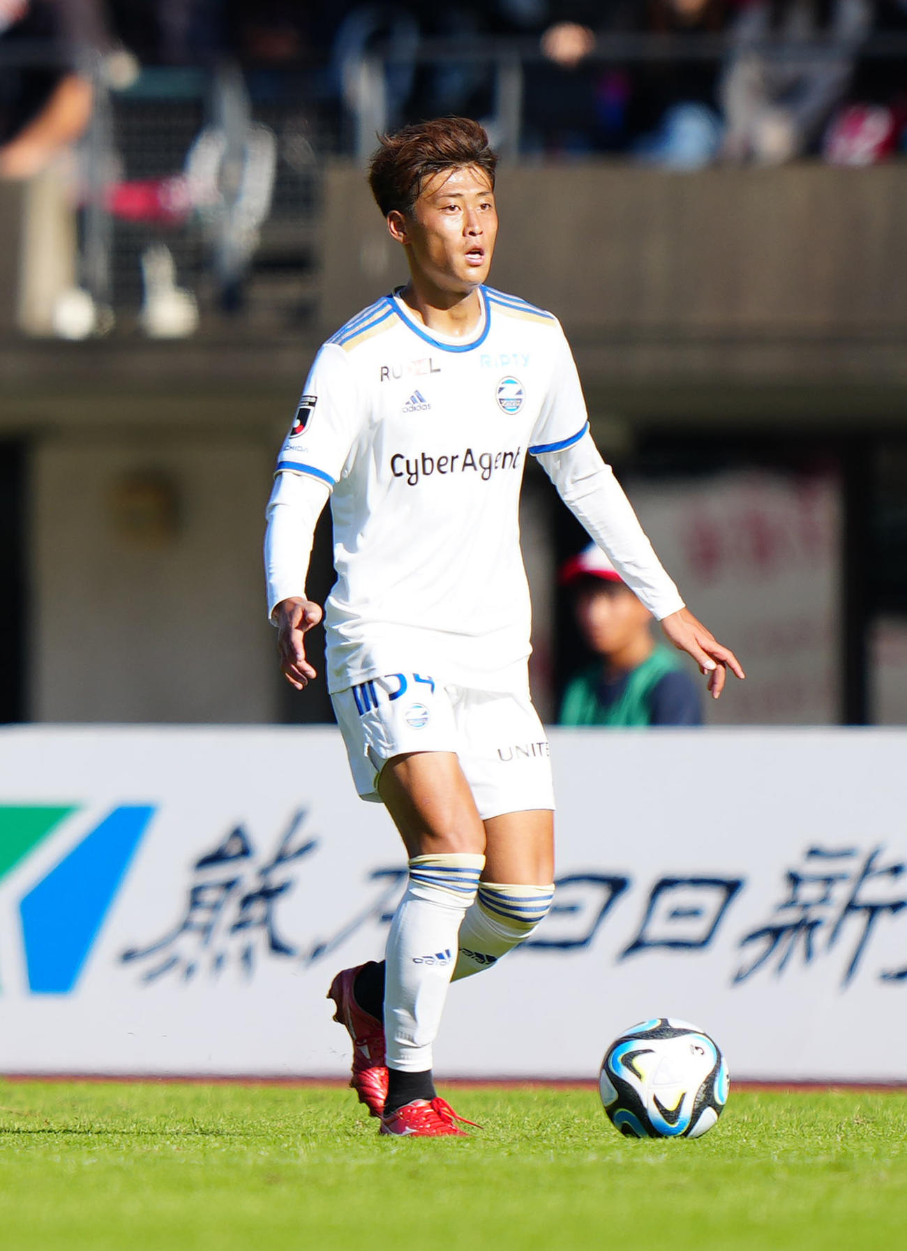 熊本対町田　後半、ドリブルする町田藤原（撮影・江口和貴）