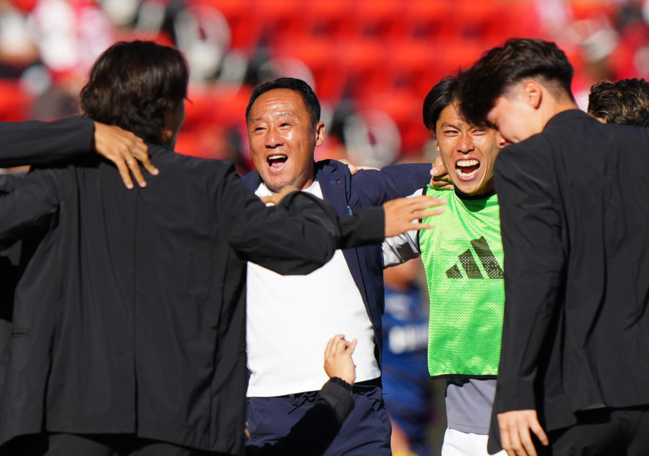 熊本対町田　J1昇格を決めた町田黒田監督（左から2人目）は太田ら選手と歓喜の輪を作る（撮影・江口和貴）