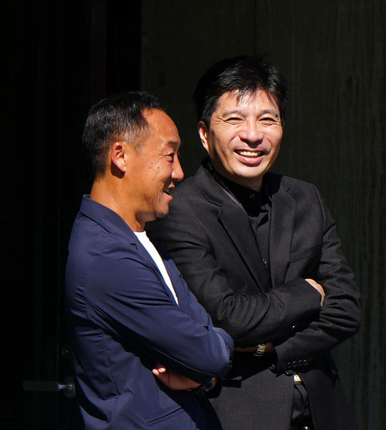 熊本対町田　試合前、町田黒田監督（左）と言葉を交わす藤田社長（撮影・江口和貴）