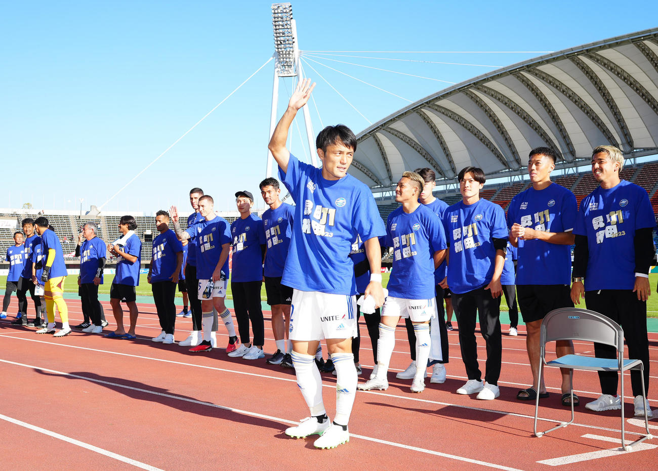 熊本対町田　試合後、サポーターにあいさつする町田奥山政（中央）ら（撮影・江口和貴）