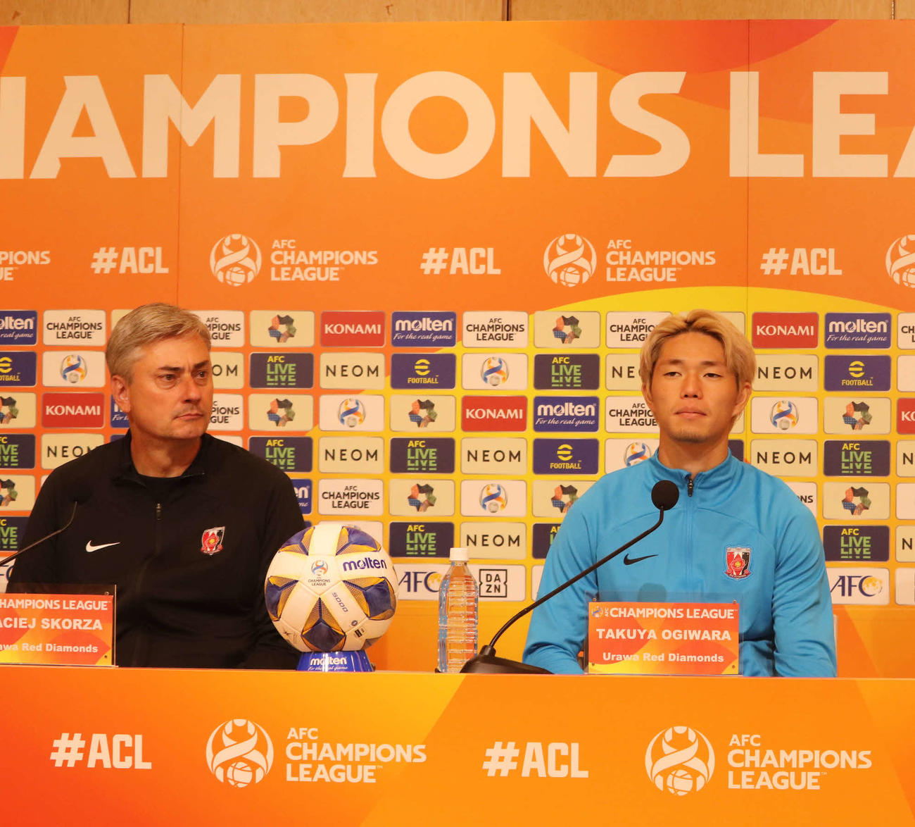 ACL・浦項戦の公式会見に臨んだ浦和のスコルジャ監督（左）とDF荻原