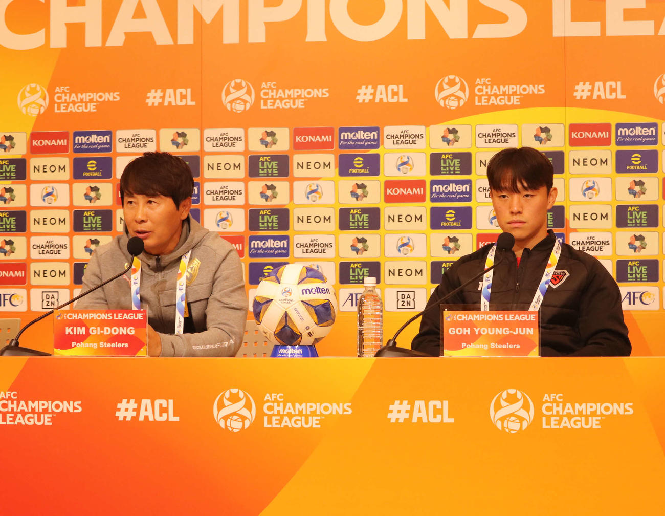 ACL・浦和戦の公式会見に臨んだ浦項の金基東監督（左）とMF高映■　※■は土ヘンに俊のツクリ