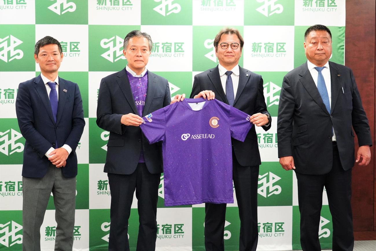 クリアソン新宿のJリーグ入会審査の一環としてヒアリングを行った野々村芳和チェアマン（左から3人目）。ヒアリングに出席した、左からクリアソン新宿丸山和大代表、新宿吉住健一区長、1人飛ばして東京都サッカー協会の林義規会長（撮影・佐藤成）