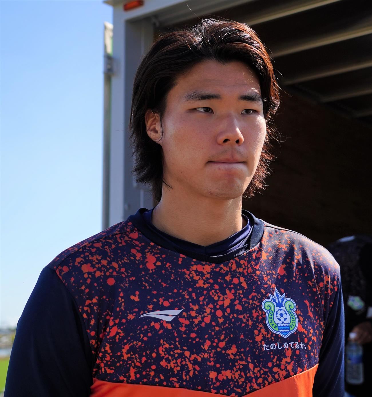 第31節ヴィッセル神戸戦に向けた練習後に取材に応じる湘南ベルマーレGKソン・ボムグン（撮影・佐藤成）