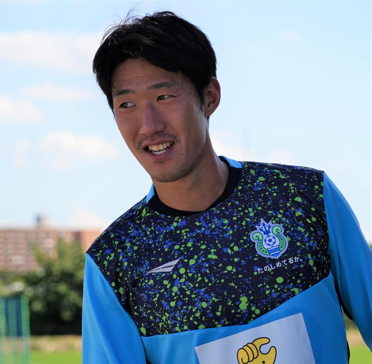 第31節ヴィッセル神戸戦に向けた練習後に取材に応じる湘南ベルマーレDFキムミンテ（撮影・佐藤成）