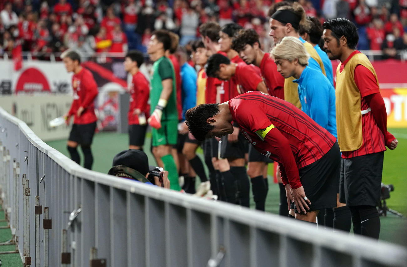 浦和対浦項　0－2で浦項に敗れがっくり肩を落とす浦和の選手たち（撮影・たえ見朱実）