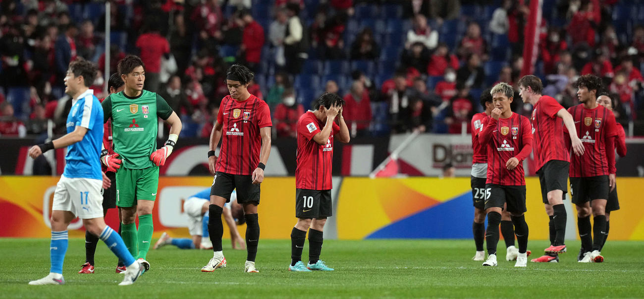 浦和対浦項　0－2で浦項に敗れがっくり肩を落とす浦和の選手たち（撮影・たえ見朱実）